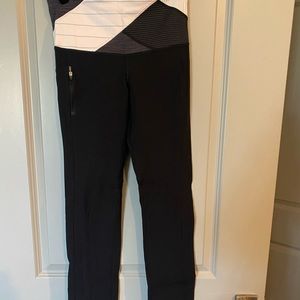 Lululemon High-Rise fleece lined leggings. Color black - size M